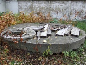 3 méter átérőjű aknakút teteje. Felszín alatti vizek szennyeződnek, telephelyen közvetlen balesetveszély!