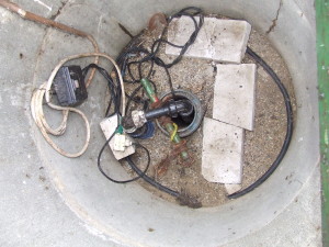 Szakszerűtlenül kivitelezett kútgépészet, és nem szakszerűen üzemeltetett kút, életveszélyes elektromos kötésekkel.
